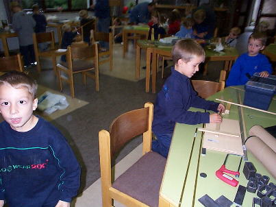 Kinder beim Basteln